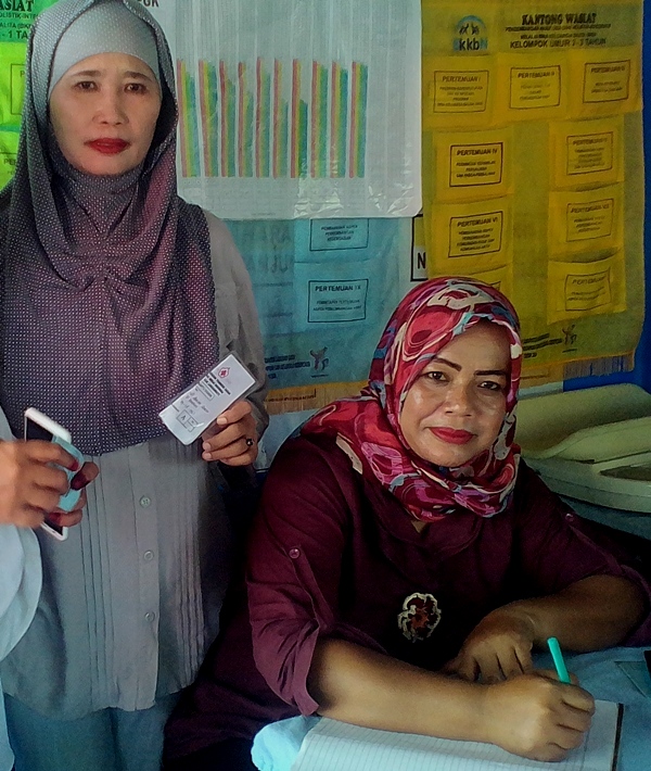  Teks Foto : Nurhelen Siregar (kanan) dan Yusnidar Tanjung (kiri), selaku pemrakarsa donor darah di Lingkungan Paindoan Kelurahan Rantauprapat, Kecamatan Rantau Utara, Labuhanbatu.