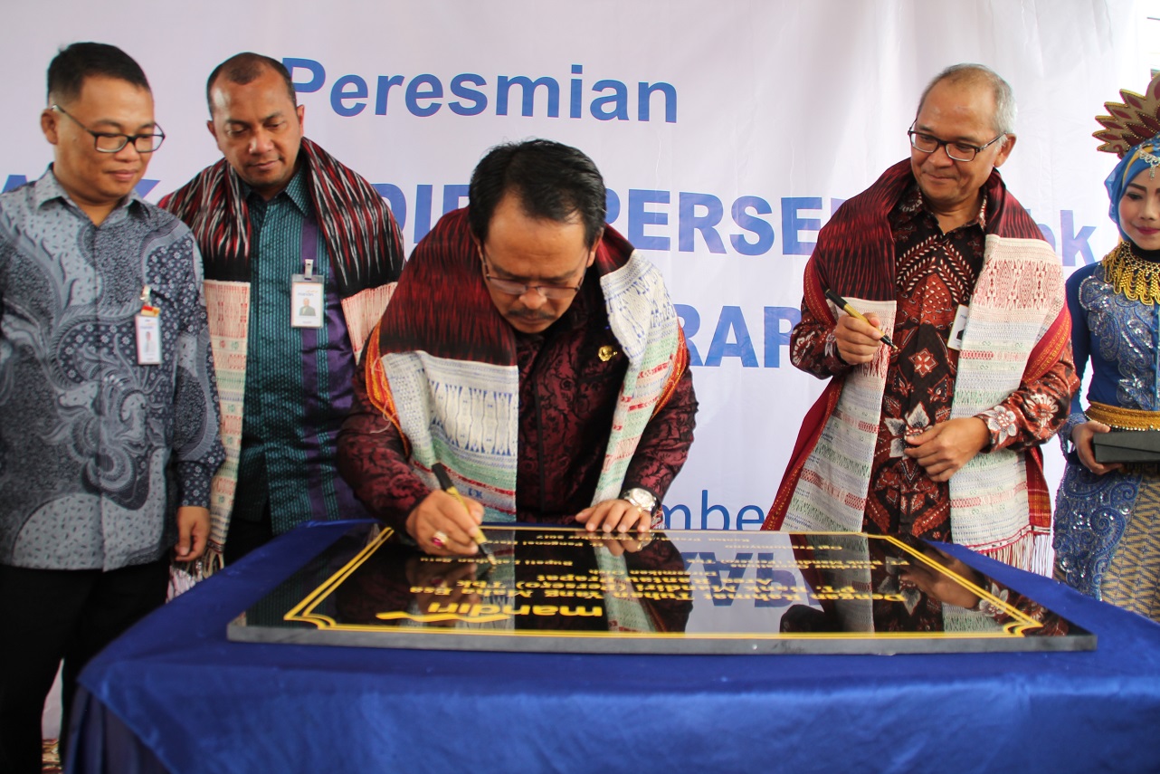  Teks Foto : Bupati Labuhanbatu H Pangonal Harahap, SE, M.Si sedang menandatangani prasasti peresmian Bank Mandiri Area Rantauprapat.