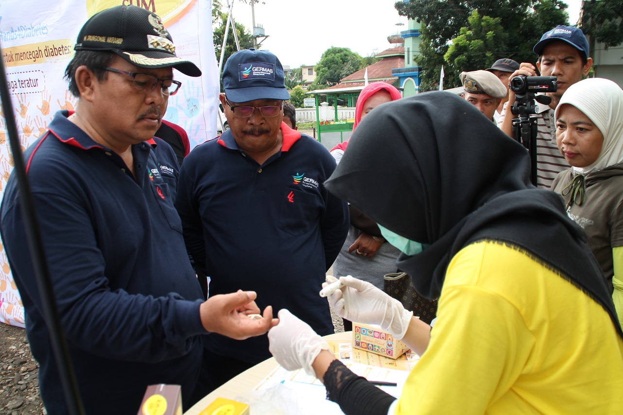  Teks Foto : Bupati Labuhanbatu H Pangonal Harahap, SE, M.Si sedang melaksanakan pemeriksaan atau cek gula darah dalam rangka Hari Kesehatan Tahun 2017 di Kabupaten Labuhanbatu.